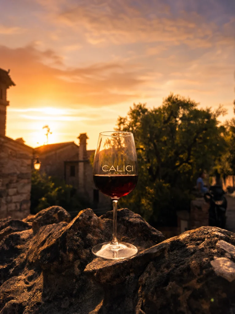 Calici ad Arquà: dal 24 al 26 luglio il borgo si trasforma in un percorso tra vino, gusto e convivialità.
