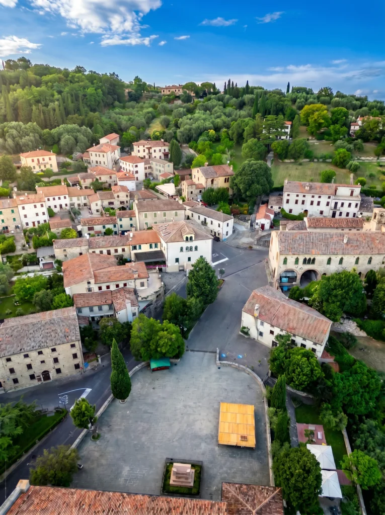 Calici ad Arquà: dal 24 al 26 luglio il borgo si trasforma in un percorso tra vino, gusto e convivialità.
