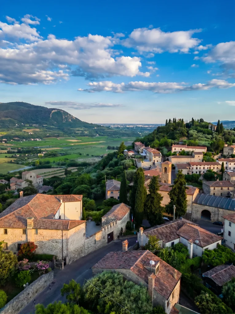 Calici ad Arquà: dal 24 al 26 luglio il borgo si trasforma in un percorso tra vino, gusto e convivialità.