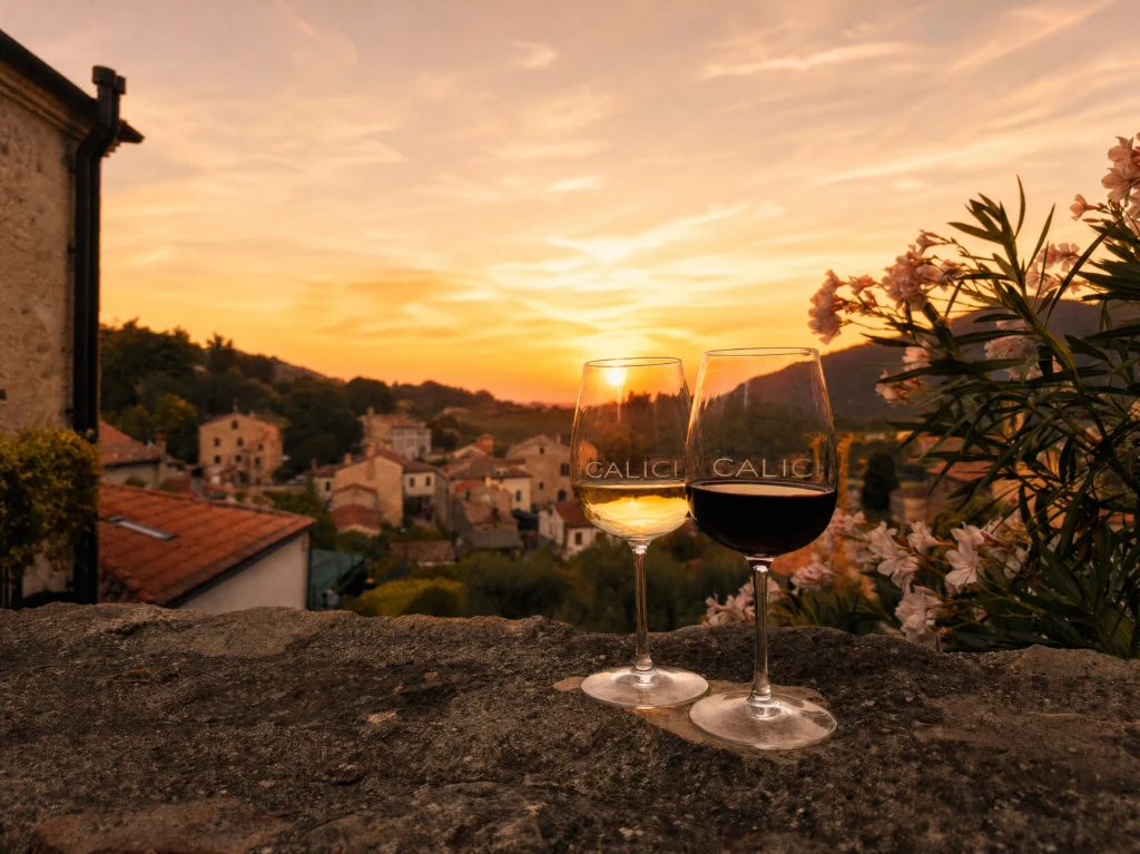 Calici ad Arquà: dal 24 al 26 luglio il borgo si trasforma in un percorso tra vino, gusto e convivialità.